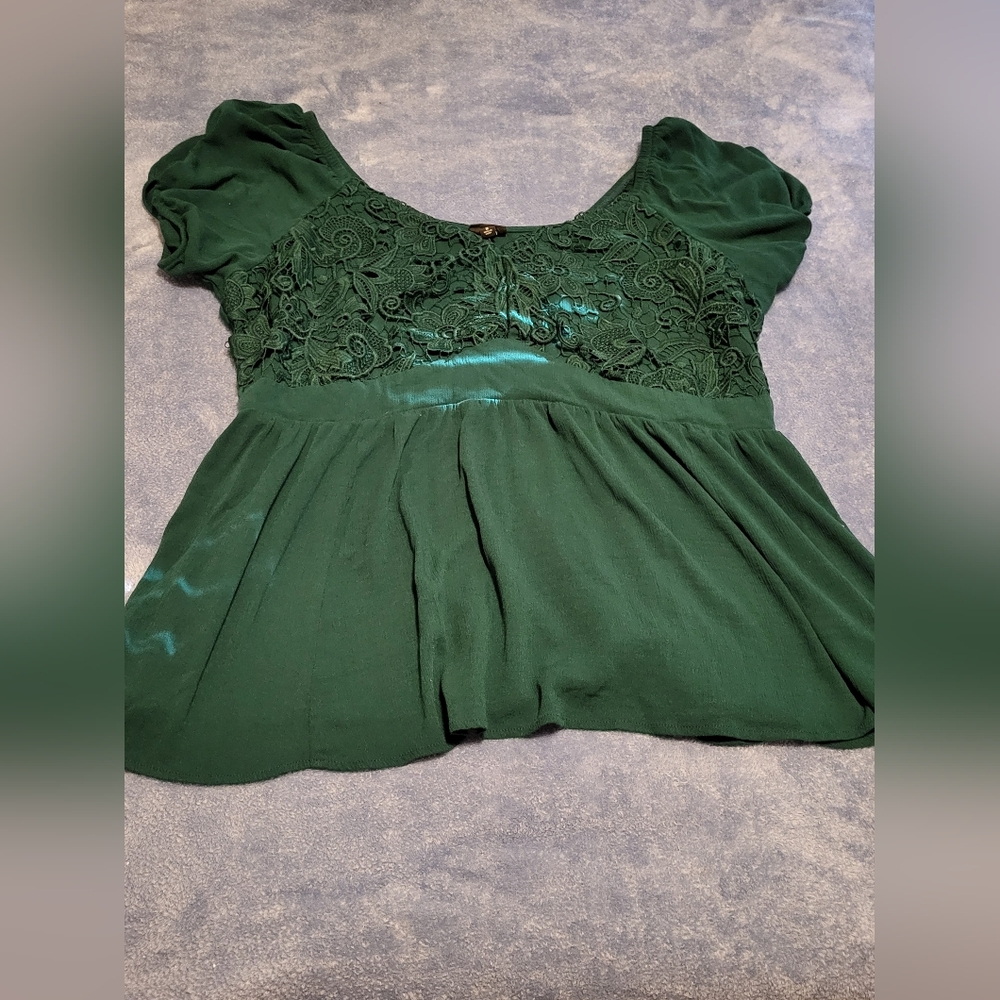 Torrid Kelly Green On or Off shoulder Top Size 2 (approx 18/20)
